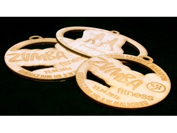 drewniany medal sr 10cm ze sznurkiem 3