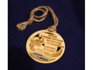 drewniany medal sr 10cm ze sznurkiem 6