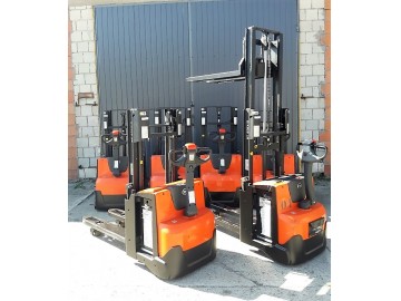 uzywany paleciak elektryczny z masztem wozek widlo 2